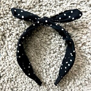 **TRENDY & CUTE** Women’s knotted headband (black with white polka dots)